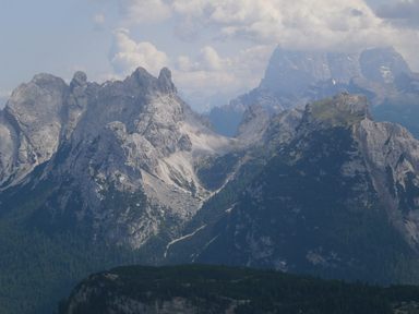 Croda e Testa del Bartoldo, Croda di Pomagagnon, Croda Longes con Gusela di Padeon sottostante, Forcella del Pomagagnon, Campanile Dimai e Punta della Croce un po' nascosta dalla verde Pala Pezories